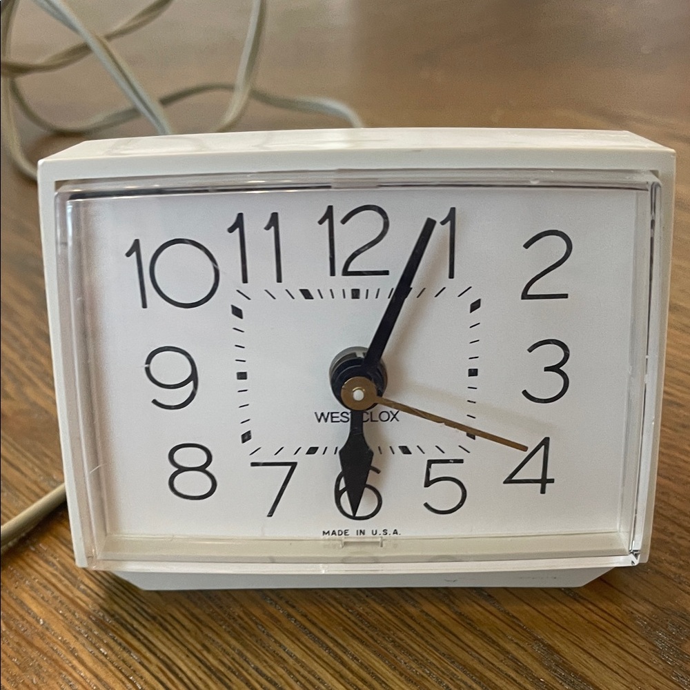 Vintage Westclox Classic White Electric Clock - Picture 1 of 7